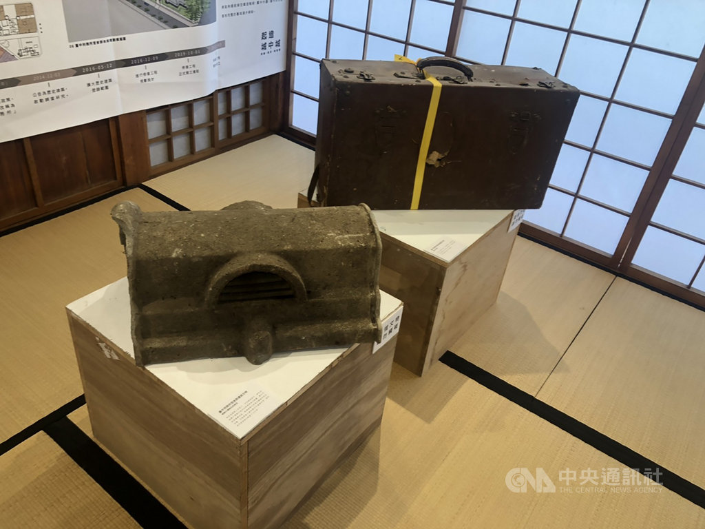 台中市文化局執行歷史空間再造計畫,11日起至8月15日將在「台中刑務所典獄官舍及台中刑務所浴場」舉辦成果展覽,展出修繕時找出的文物,例如脊瓦、舊式行李箱等。中央社記者趙麗妍攝 109年7月9日