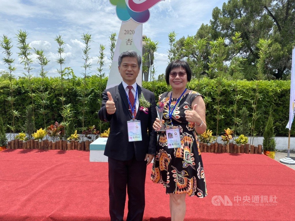 教育部「2020杏壇芬芳獎」9日在南投中興新村舉行頒獎典禮,新北市淡水國小校長吳惠花(右)從國教署長彭富源(左)手中接下獎項,心情激動,也感念師恩。她希望在目前任職的淡水國小,繼續推動閱讀與視覺藝術,讓孩子如花朵般綻放自信笑容。(吳惠花提供)中央社記者黃旭昇新北市傳真 109年7月9日