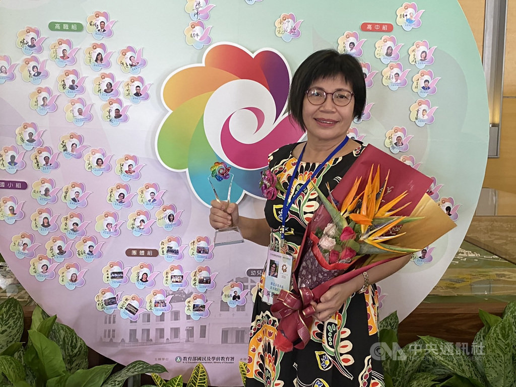 從礦工的女兒到擔任小學校長,新北市淡水國小校長吳惠花持續推動偏鄉學童創作繪本,透過閱讀與視覺藝術課程翻轉社區新生命,9日獲頒2020杏壇芬芳獎。(吳惠花提供)中央社記者黃旭昇新北市傳真 109年7月9日