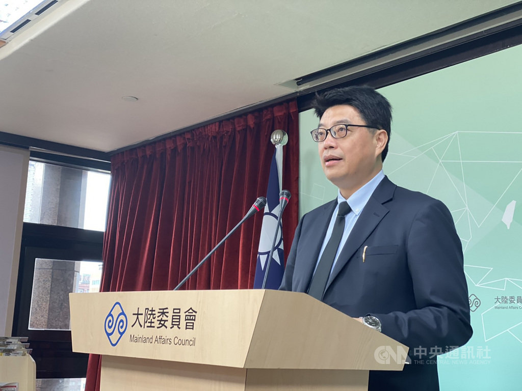 大陸委員會發言人邱垂正9日下午在例行記者會上表示,因港區國安法條文內容模糊不清,導致國人赴陸港澳及在陸港澳風險大增,呼籲國人審慎評估前往或過境陸港澳行程。中央社記者賴言曦攝 109年7月9日