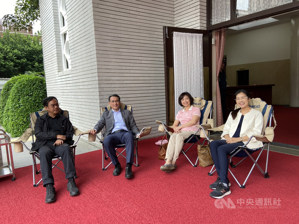 立法院10日將進行考試院人事同意權案投票,民進黨團幹事長鄭運鵬(左2)9日表示,為確保議事順利進行,9日下午5時起,已安排黨籍立委在議場外排班。中央社記者陳俊華攝 109年7月9日