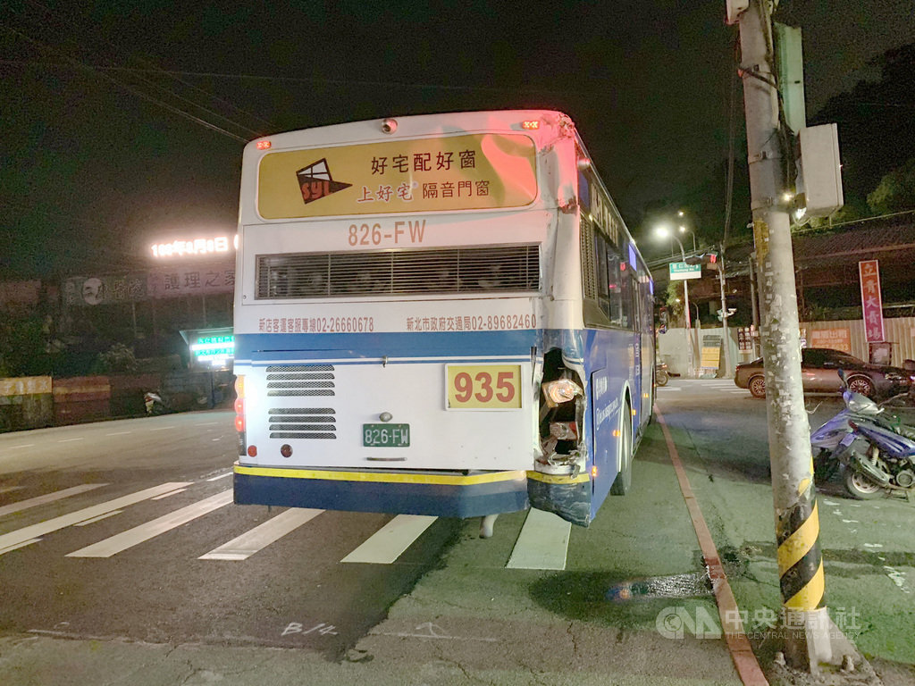 新北市新店區9日晚間近9時發生兩輛公車車禍,警方初步調查,同方向行駛的兩輛都是新店客運的公車,後方公車司機疑似恍神,在安坑往三峽方向行進間追撞前方公車,計有9名乘客擦傷送醫。(民眾提供)中央社記者黃旭昇新北市傳真 109年7月9日