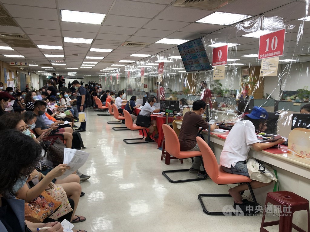 財政部統計,今年前6月全國稅收新台幣9681億元,年減近3成,估今年恐為近7年來首次短徵。(中央社檔案照片)