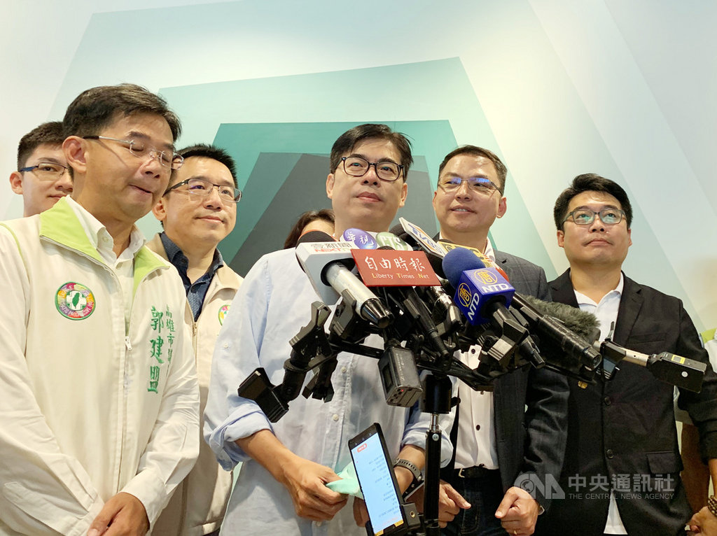 民主進步黨高雄市長補選參選人陳其邁(右3)9日受訪時說,如果他說裝冷氣、前高雄市長韓國瑜也說裝冷氣,這樣就是「韓國瑜2.0」,邏輯有問題,希望國民黨高雄市長補選參選人李眉蓁整理政策或競選團隊人事安排和韓國瑜關聯性,釐清「韓規李隨」說法。中央社記者王淑芬攝 109年7月9日