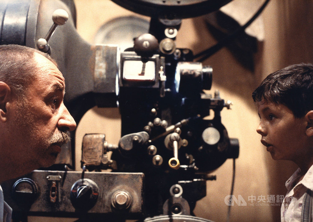義大利傳奇電影配樂大師莫利柯內(Ennio Morricone)6日辭世,他與義大利導演朱賽貝托納多雷合作電影「新天堂樂園」30週年紀念版,將於24日重映,帶領影迷回味經典。(甲上娛樂提供)中央社記者王心妤傳真 109年7月9日