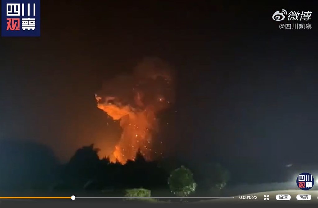中國大陸四川省廣漢市一座鞭炮廠8日晚間發生數次猛烈爆炸。爆炸後,現場升起黃色蘑菇雲。(圖取自四川觀察微博網頁weibo.com)