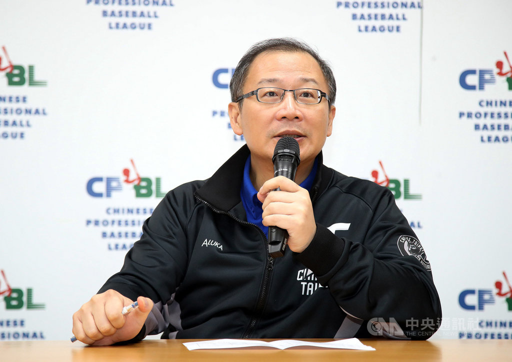 中職會長吳志揚9日表示,中職季中選秀到目前為止已經有122人報名,包含33名高中生,「顯示這幾年中華職棒已經是我們高中畢業的球員一個很重要的舞台。」中央社記者張新偉攝 109年7月9日