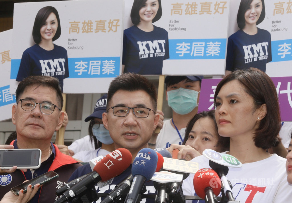國民黨主席江啟臣(前中)9日南下輔選高雄市長補選參選人李眉蓁(前右),媒體問及有關高雄市議長補選失利辭黨魁的說法,江啟臣表示,國民黨要展現的是決心,守住議長這個位置,絕對是目前最重要的事情,全力以赴。中央社記者董俊志攝 109年7月9日