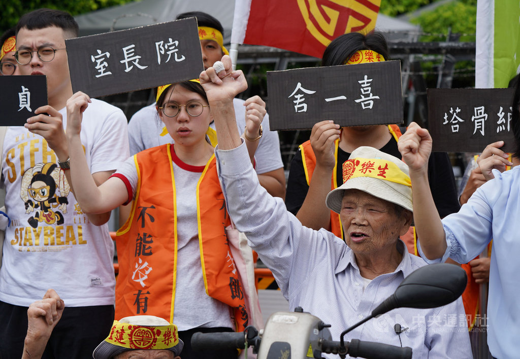 樂生園區懸空陸橋未環評,台北高等行政法院裁准停工聲請。樂生保留自救會9日赴行政院前抗議,呼口號表達訴求,盼行政院長蘇貞昌尊重司法裁定結果。中央社記者徐肇昌攝 109年7月9日