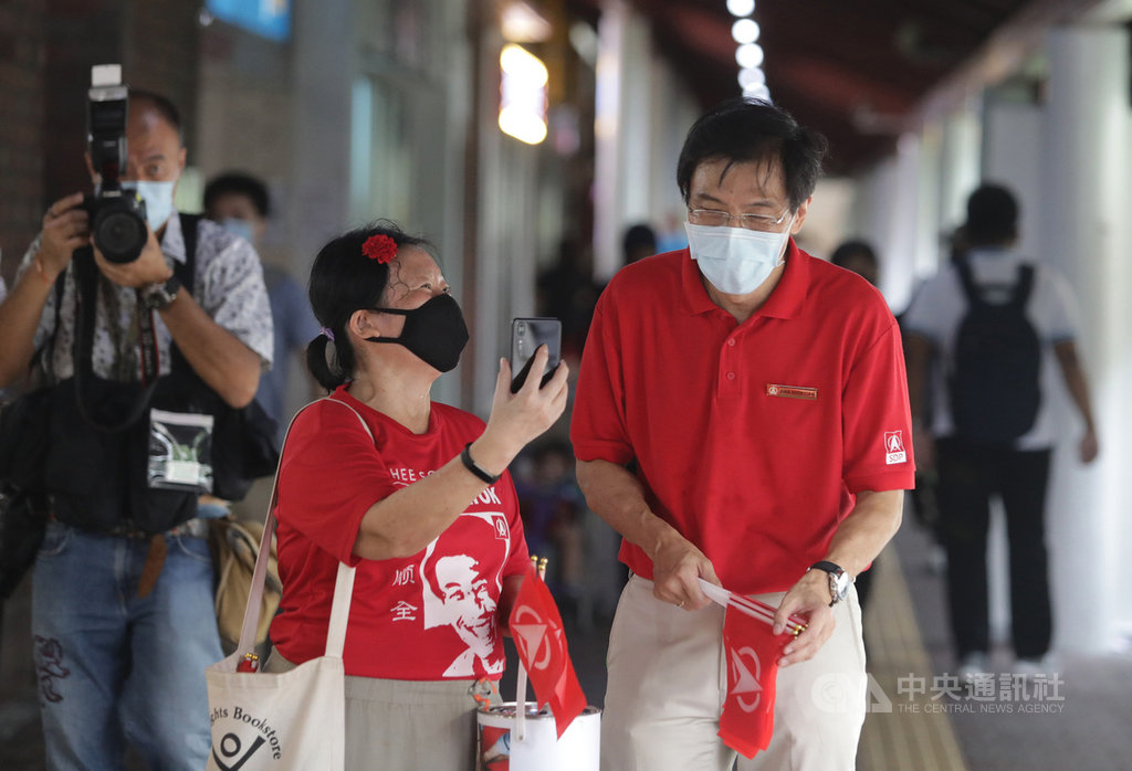 新加坡10日大選投票,圖為參選武吉巴督單選區的新加坡民主黨黨魁徐順全(右)8日的競選活動。中央社記者黃自強新加坡攝 109年7月9日