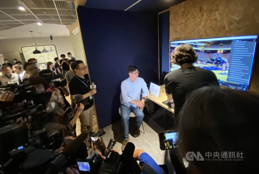 民進黨高雄市長補選參選人陳其邁(中)9日在前鎮區參訪「前瞻基礎建設計畫-體感奇點艙(KOSMOS HATCH)」,聽取簡報並體驗新科技。中央社記者王淑芬攝 109年7月9日
