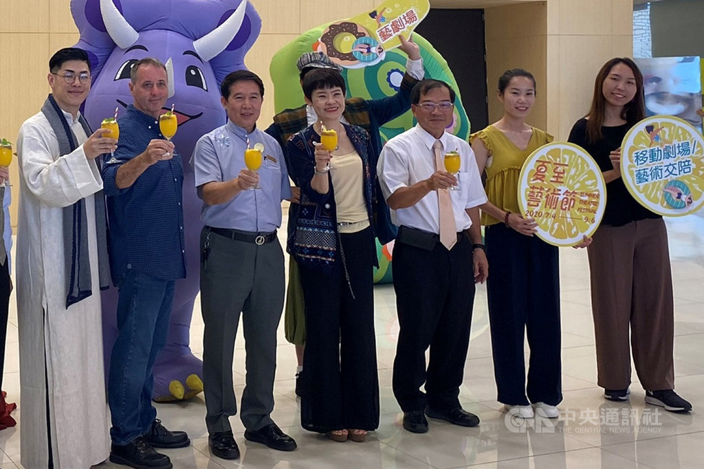 台南市政府文化局9日在新營文化中心舉辦「夏至藝術節」活動宣傳記者會,文化局副局長周雅菁(前中)等人出席,介紹今年的活動特色及展演主軸。(台南市文化局提供)中央社記者楊思瑞台南傳真 109年7月9日