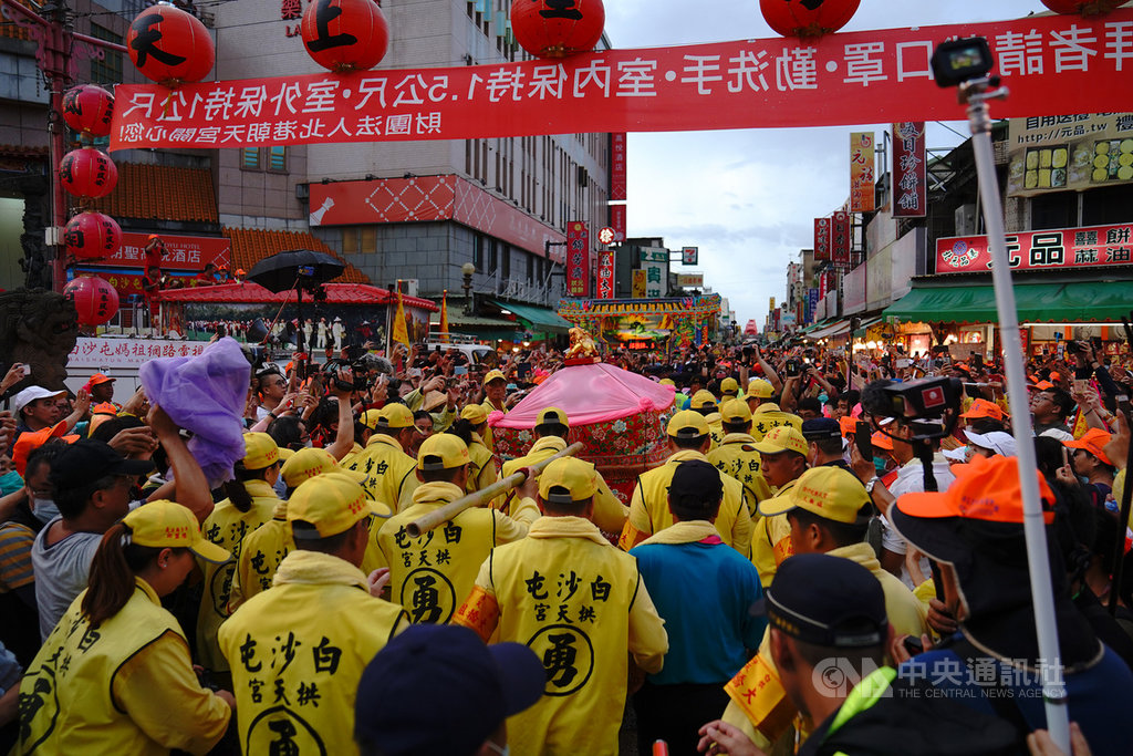 苗栗縣通霄鎮白沙屯拱天宮媽祖徒步進香之旅,9日凌晨依例由雲林北港朝天宮住持法師進行刈火誦經祈福儀式,隨後在數萬名「香燈腳」相陪下,媽祖鑾轎起駕回鑾。(朝天宮提供) 中央社記者姜宜菁傳真 109年7月9日