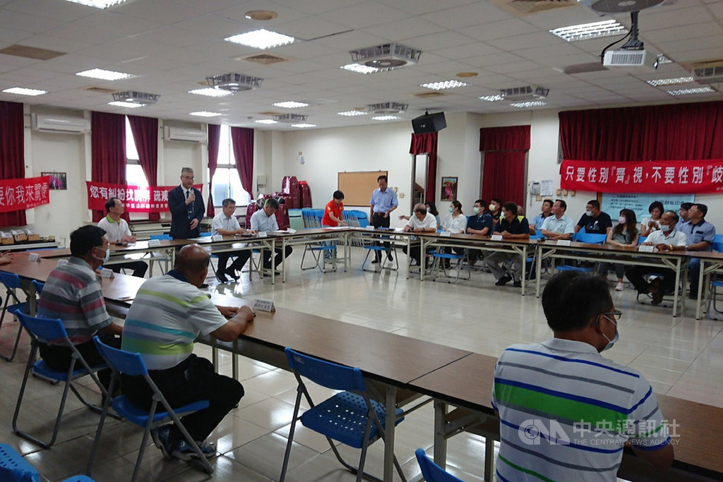 台南市政府規劃在學甲區設立動物保護教育園區,地方意見分歧,市府農業局9日舉辦說明會傾聽當地意見。農業局指出,預計9月待先期規劃階段內容完整時,將再召開正式公開說明會,向民眾說明評估結果及相關規劃。(台南市農業局提供)中央社記者楊思瑞台南傳真 109年7月9日