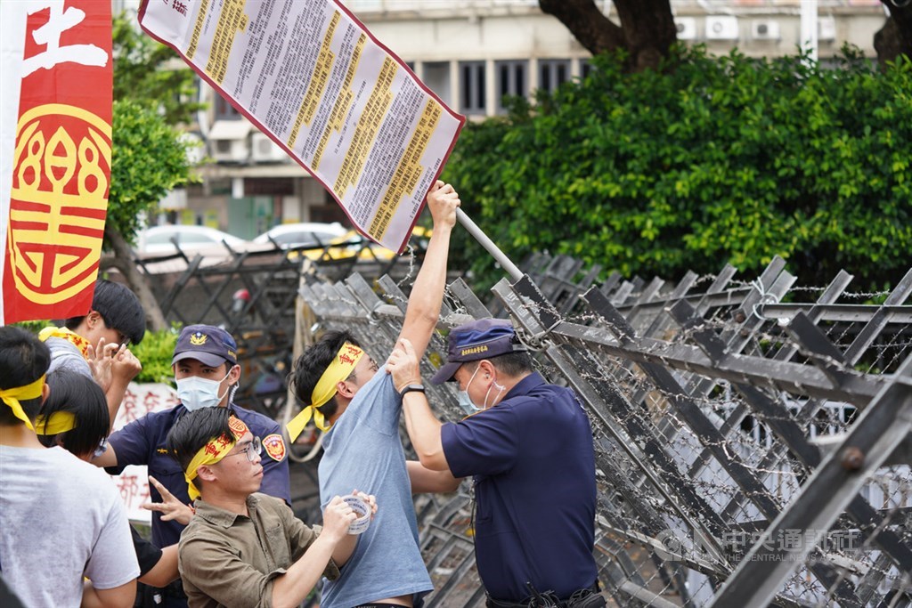 台北高等行政法院7日宣判「樂生懸空陸橋入口環評案」假處分裁定停工。樂生保留自救會與青年樂生聯盟9日前往行政院前,呼籲政府機關尊重司法做出的裁定,放棄抗告,並以緩坡大平台完整重建樂生。抗議民眾一度擦槍走火,與警方發生短暫推擠衝突。中央社記者徐肇昌攝 109年7月9日