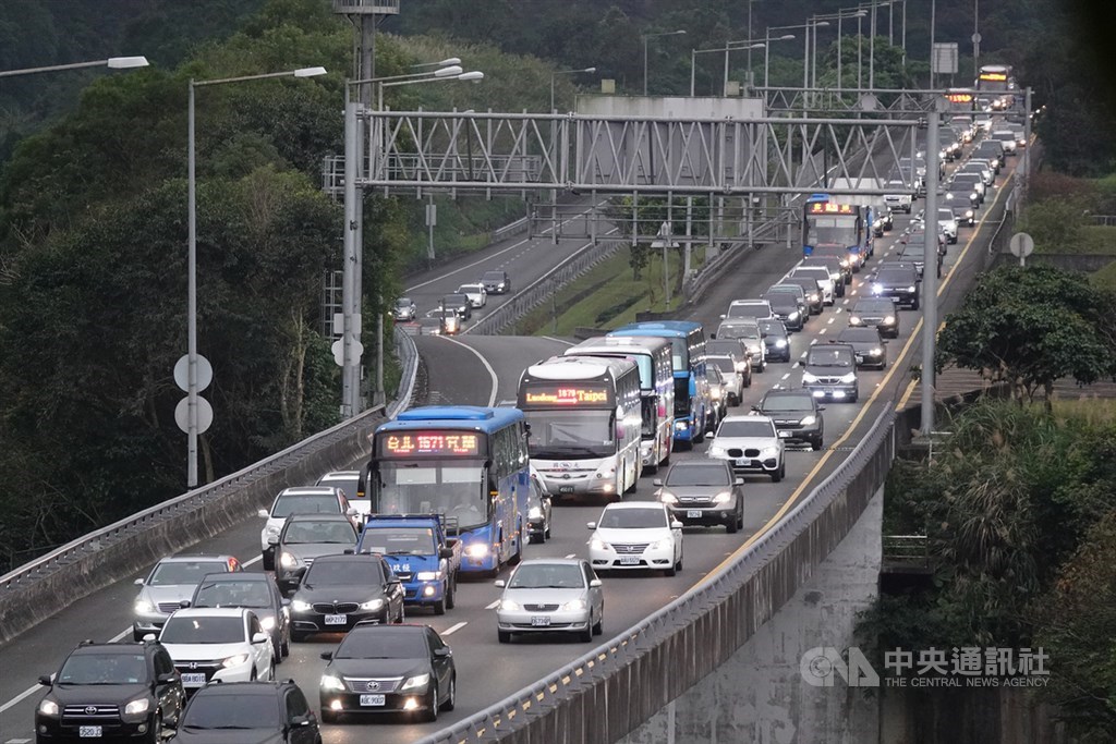 運輸專家9日提議,國道5號通行費尖峰時段提高為10倍後,引起許多通勤族批評。通勤族們說,尖峰時段他們是去上班,通行費漲那麼高,根本是在懲罰宜蘭人。圖為國5北向塞車情形。(中央社檔案照片)