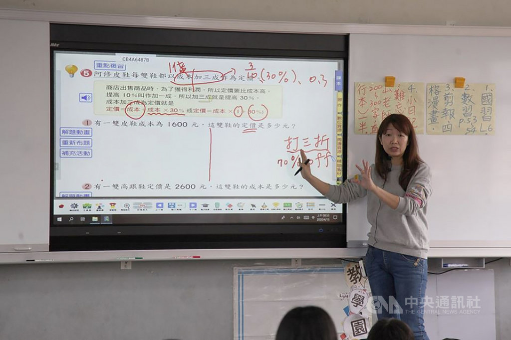 新竹縣政府教育處爭取教育部前瞻計畫,今年9月開學前,將完成全縣120所國中小「智慧網路」與「智慧教室」建置,打造數位多元學習環境。(新竹縣政府提供)中央社記者郭宣彣傳真 109年7月9日