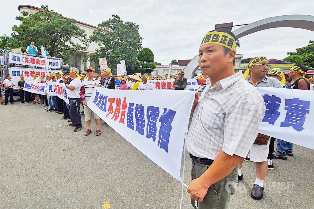 桃園航空城徵收拆遷戶9日在桃園航空城聯合服務中心前集結抗議,桃園市公民監督聯盟陣線表示,居民反應市府查估錯誤、漏估狀況多,補償金額不夠蓋新屋,要求修正桃園市徵收補償標準,評點單價需比照新北市。中央社記者吳睿騏桃園攝 109年7月9日