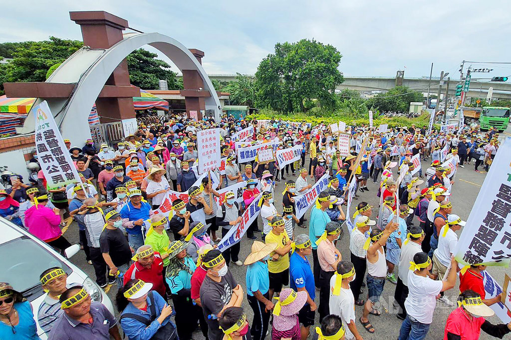 近300名桃園航空城徵收拆遷戶,因不滿拆遷補償評點值過低及蛋黃區先建後遷承諾跳票,9日在桃園航空城聯合服務中心前集結抗議。中央社記者吳睿騏桃園攝 109年7月9日