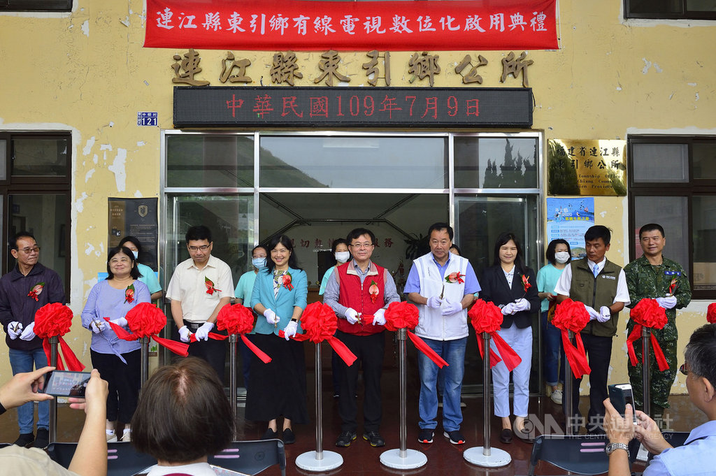 國家通訊傳播委員會(NCC)代理主委陳耀祥(前中)9日偕同委員孫雅麗(前左2起)、鄧惟中、洪貞玲等人,與東引鄉長林德建(前右2起)、連江縣府行政處長陳麗玲、連江縣議會議長張永江(右4)共同參與東引鄉有線電視數位化啟用典禮剪綵。(鄭子駿提供)中央社記者邱筠馬祖傳真 109年7月9日