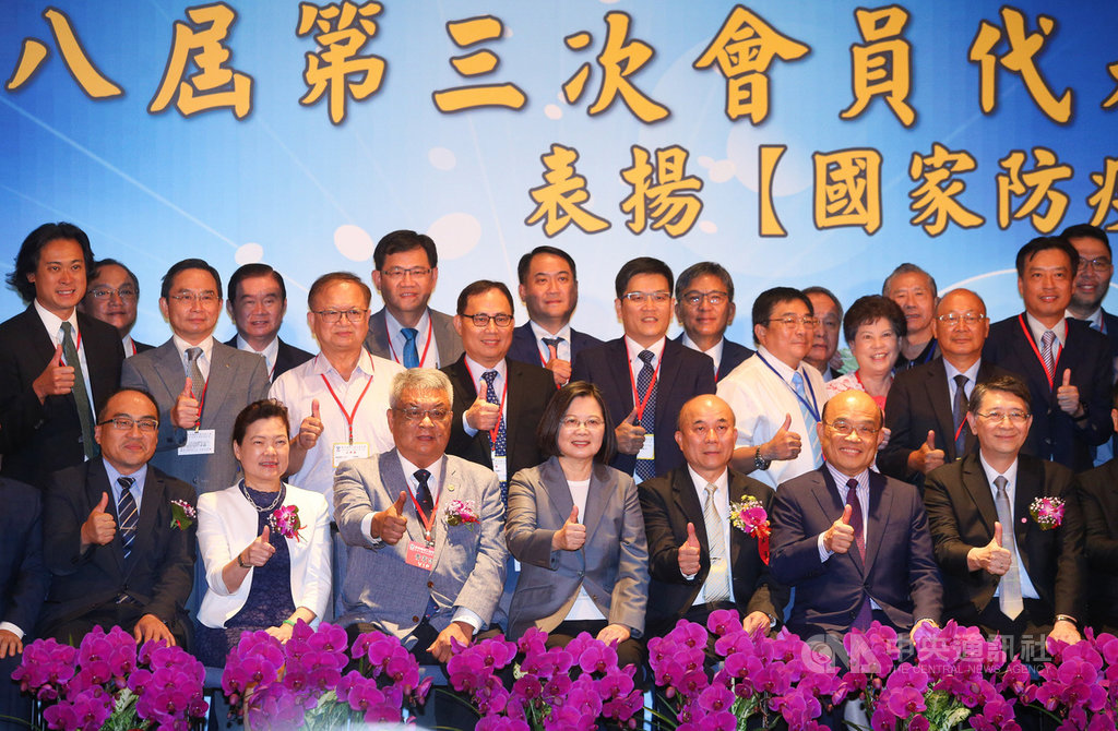總統蔡英文(前中)9日應邀出席台灣機械工業同業公會會員代表大會時表示,台灣挺過疫情挑戰,完成許多不可能任務,其中印象最深的是口罩國家隊,這是所有夥伴投入結果,其中工具機業者自動自發投入口罩機組裝,她代表國人向機械業致上謝意。中央社記者謝佳璋攝 109年7月9日