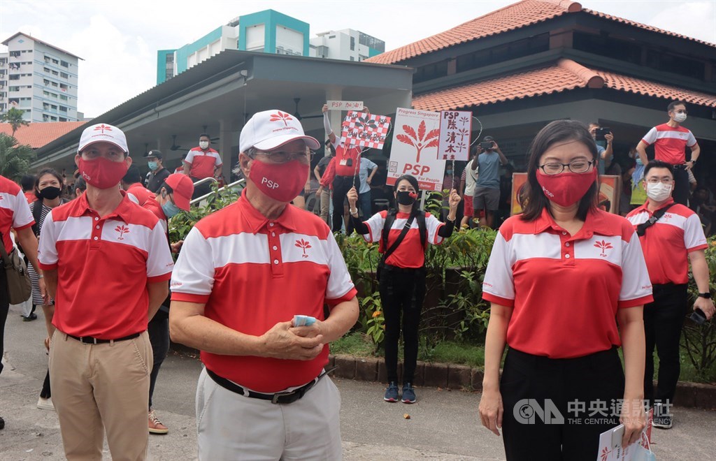 新加坡國會選戰攻防白熱化,朝野政黨候選人火力全開,圖為新加坡前進黨黨魁陳清木(左2)於7月4日選前黃金週走訪西海岸集選區,爭取選民支持。中央社記者黃自強新加坡攝 109年7月6日