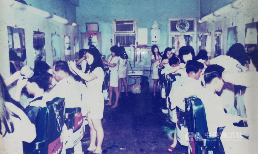 「太平洋理髮廳」是台南市舊城區的老字號理髮廳,創業已有55年,將於19日熄燈,牆上掛著當年理髮廳滿座榮景的泛黃相片,似乎在述說著早年風光的歲月。(太平洋理髮廳提供)中央社記者張榮祥台南傳真 109年7月9日