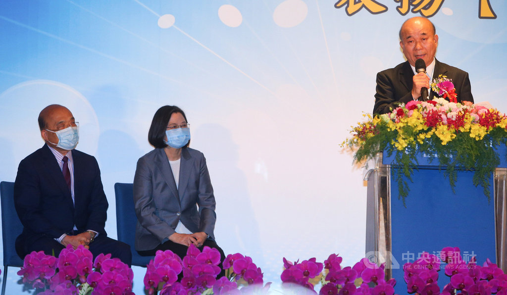 台灣機械工業同業公會9日舉行會員代表大會,總統蔡英文(左2)、行政院長蘇貞昌(左)等人出席,台灣機械公會理事長柯拔希(右)會中點出匯率和關稅是台灣機械出口兩大重要命脈,廠商國際競爭力因匯率影響少10%,並呼籲政府應啟動防禦性貶值,助出口廠商一臂之力。中央社記者謝佳璋攝 109年7月9日