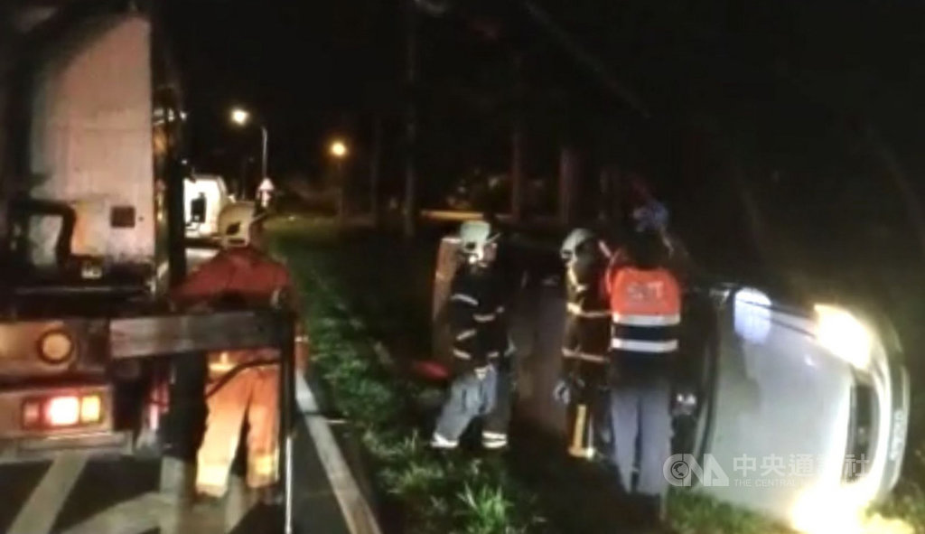 澎湖204縣道國家風景區管理處前菜園路段9日凌晨發生事故,一起疑似車速過快失控的自小客車翻落路旁草叢間,警消出動吊臂車與破壞器等將人救出,傅姓駕駛擦撞傷。(澎湖消防局提供)中央社 109年7月9日