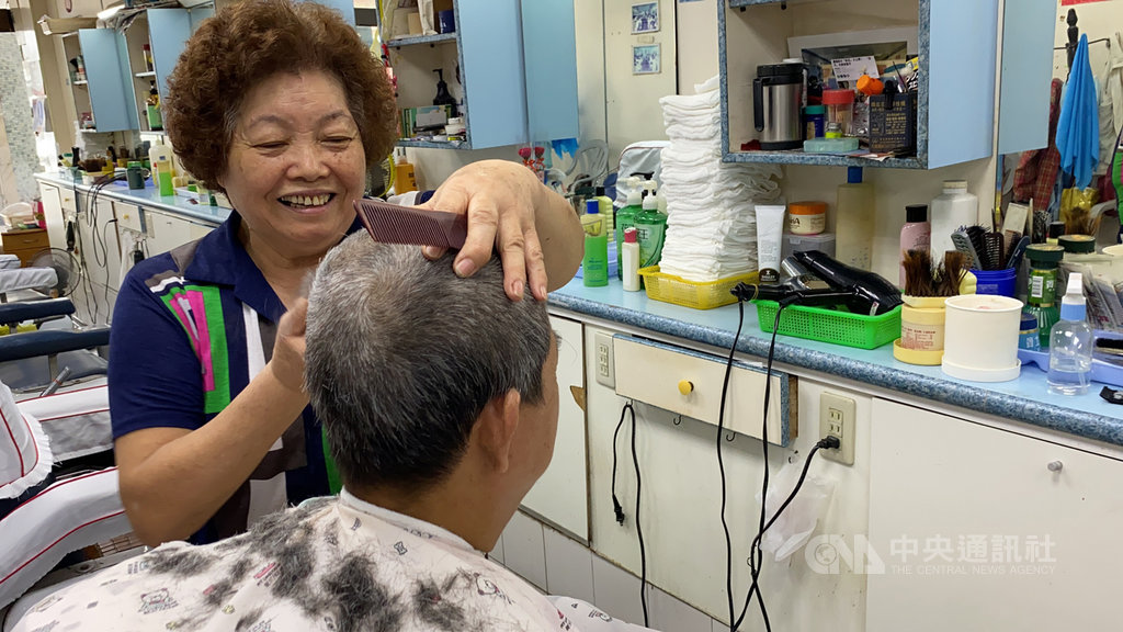 在台南市舊城區開業超過半世紀的「太平洋理髮廳」,如今店內多是老顧客,從年輕到老都在這裡理髮,因屋主不願續租,又面臨競爭壓力,19日將熄燈劃下句點。中央社記者張榮祥台南攝 109年7月9日