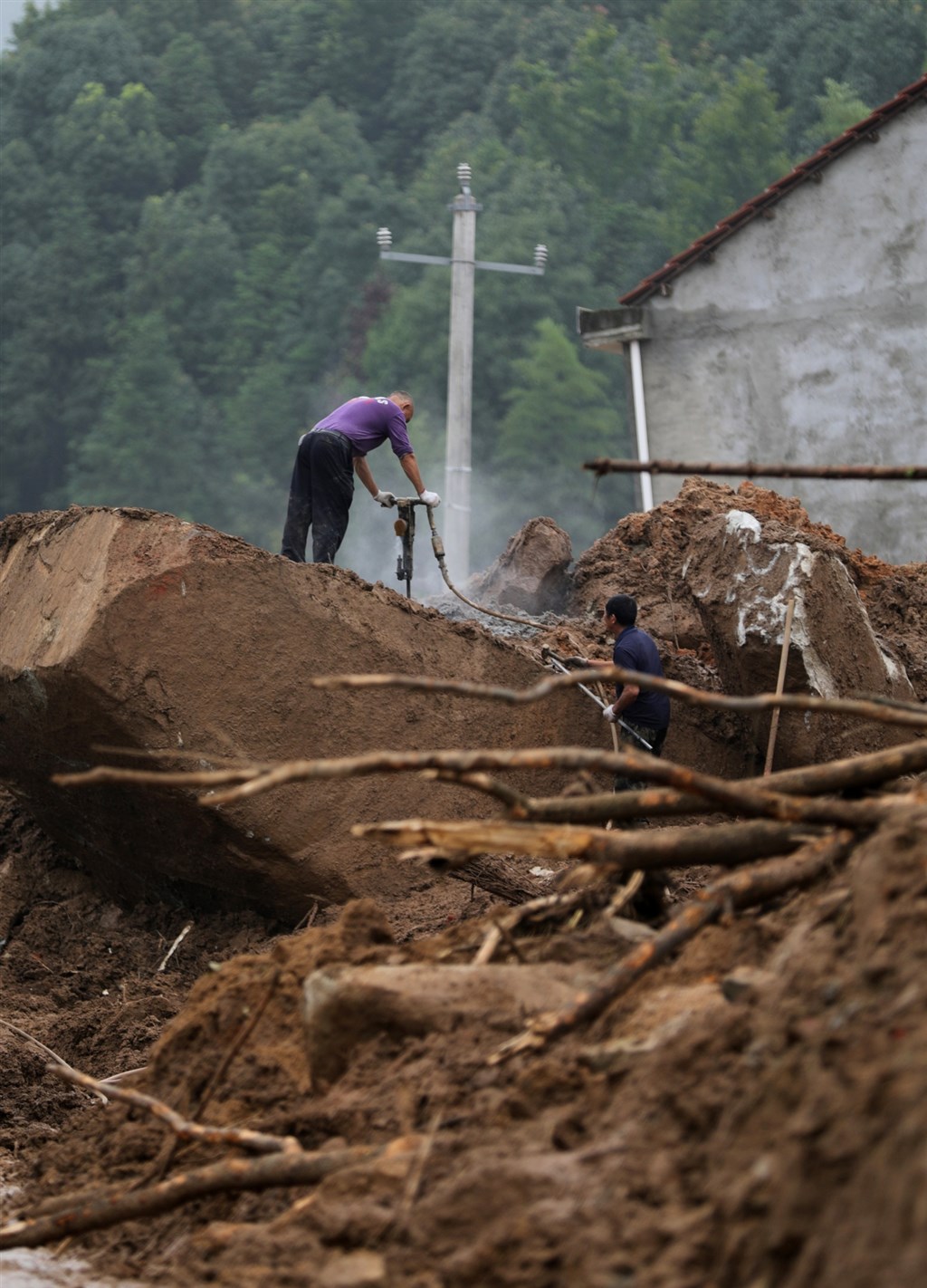 中國南方近日豪雨災情不斷,湖北和貴州省陸續傳出走山,500餘人受災,目前已造成8人被埋死亡。圖為湖北省黃岡市黃梅縣8日凌晨走山,9人被埋失蹤。(中新社提供)
