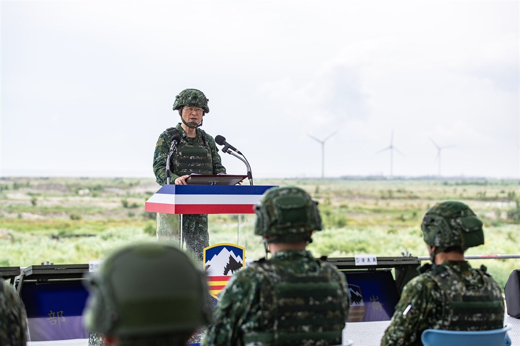 國防部長嚴德發(後)9日表示,「三軍聯合反登陸作戰」操演充分展現出陸軍「聯合兵種營」可恃戰力組建效能,同時後備軍人與常備部隊共同應戰,三軍聯合作戰戰力發揮,都是趨近於實戰場景的磨練。(軍聞社提供)