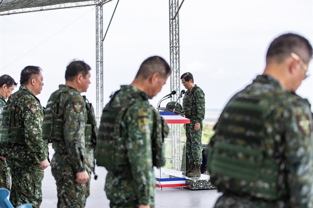 「聯合反登陸作戰」全兵力預演校閱9日進行,國防部長嚴德發率全體人員為日前因公殉職的海軍陸戰隊陳志榮上士、蔡博宇上兵默哀一分鐘,表達對同袍不捨與悼念。(軍聞社提供)
