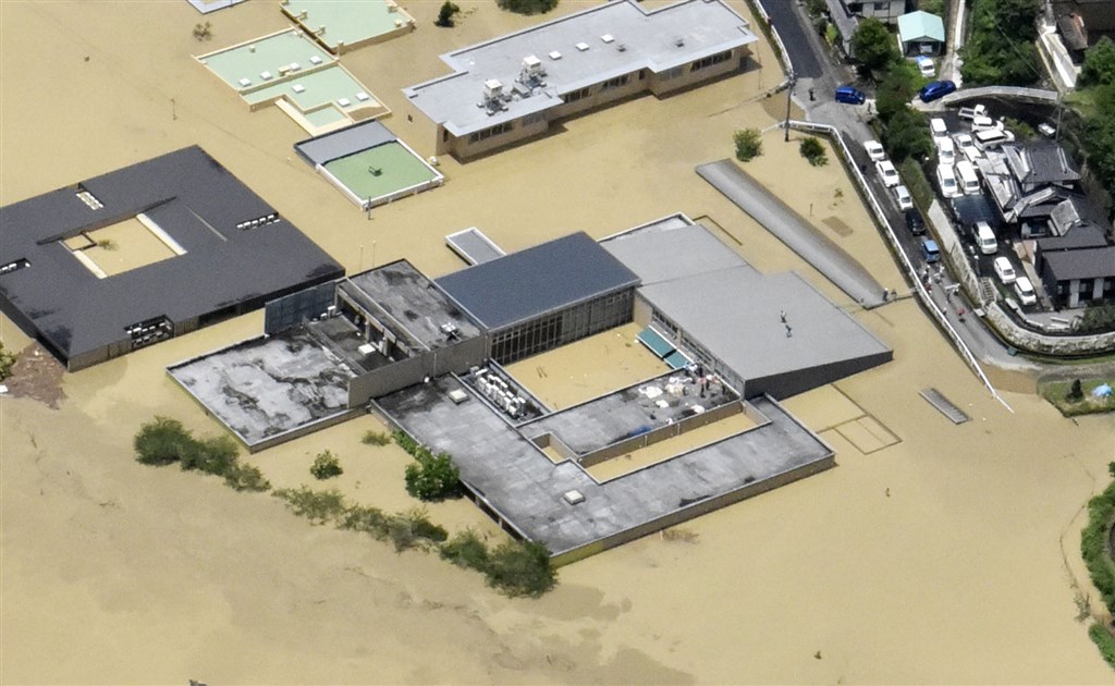 位於球磨村渡地區的老人中心「千壽園」,因附近的河川暴漲淹水,造成園內14名高齡者死亡。(共同社提供)