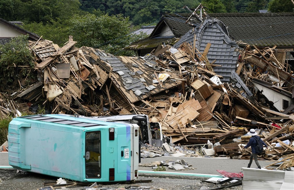 日本九州豪雨至今已造成59人不幸罹難,災區河川氾濫、土石崩落、道路中斷、民宅受損,可謂滿目瘡痍。圖為熊本縣球磨村受災情況。(共同社提供)