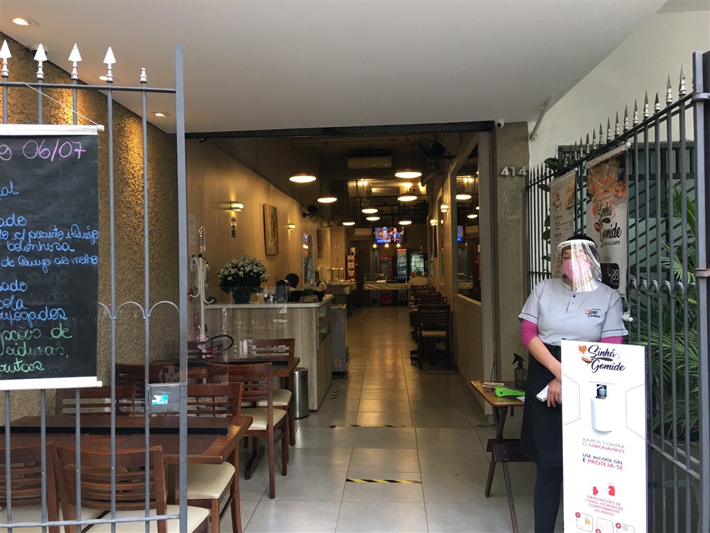 巴西聖保羅州政府6日批准首府聖保羅市的酒吧和餐廳重新對民眾開放。圖為巴西聖保羅一家餐廳開門營業。(中新社提供)