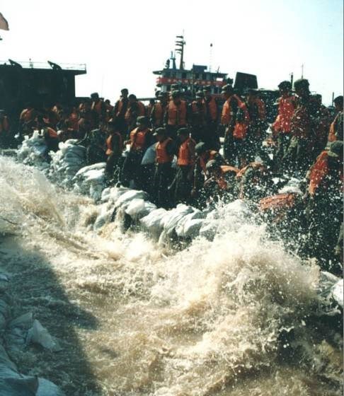 1998年長江流域洪災,中共派解放軍官兵徒手抗洪。(圖取自共產黨員網12371.cn)