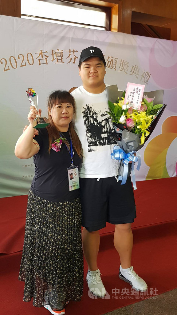 2020杏壇芬芳獎頒獎典禮9日在南投舉行,基隆市建德國中老師林月華(左)出席領獎,職籃球員王柏智(右)過去深受師恩,無預警現身恭賀老師,讓林月華感動不已。(建德國中提供)中央社記者沈如峰基隆傳真 109年7月9日