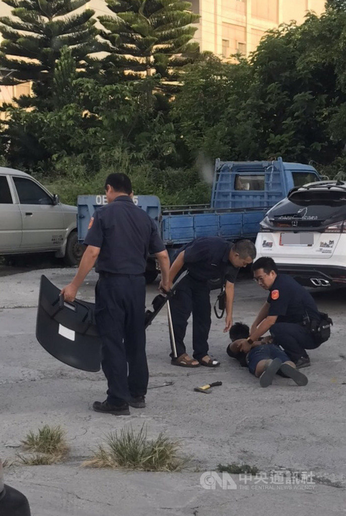 患有躁鬱症的17歲少年日前持斧頭砍擊彰化芳苑分局大城分駐所大門,又跑到分駐所對面的超商前喃喃自語,並在超商前廣場與員警對峙,多名員警持盾牌、警棍上前合力將少年制伏。(翻攝照片)中央社記者吳哲豪傳真 109年7月9日