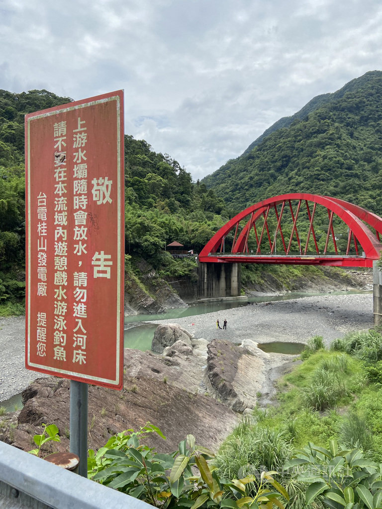 新北市一群學生9日在烏來區紅河谷戲水時,其中一名男高職學生溺水,消防人員將高職生救起時,已無生命跡象,緊急送往醫院搶救。消防局呼籲,民眾須在安全水域戲水。(民眾提供)中央社記者黃旭昇新北傳真 109年7月9日