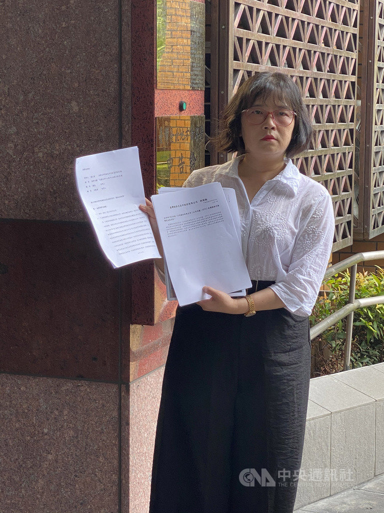 經濟部9日宣布駁回大同公司申請董事變更案。小股東蔡玉真(圖)認為,違法股東會導致股票被打入全額交割股,股東權益受損,到北檢控告大同董事長林郭文艷等涉犯證交法特別背信罪,希望檢察官嚴查究辦。中央社記者林長順攝 109年7月9日