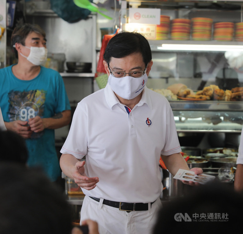 新加坡將舉行大選,副總理王瑞杰轉戰東海岸集選區,為選情投下變數,圖為王瑞杰5日走訪選區。中央社記者黃自強新加坡攝 109年7月9日