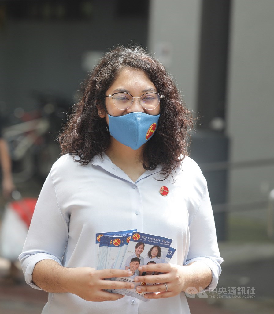 新加坡國會大選,社群平台成為對決主戰場,參選盛港集選區的工人黨團隊成員辣玉莎之前種族言論引發網友關注,圖為辣玉莎7日走訪盛港集選區爭取選民支持。中央社記者黃自強新加坡攝 109年7月7日