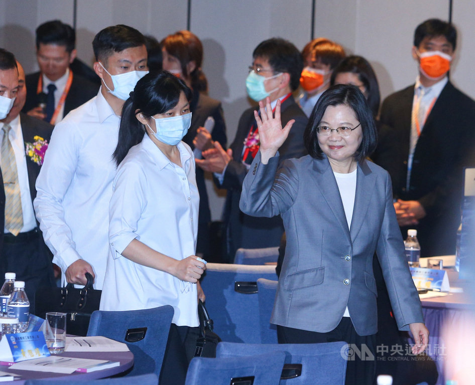 總統蔡英文(前右)9日下午應邀出席台灣機械工業同業公會會員代表大會,向現場會員代表揮手致意。中央社記者謝佳璋攝 109年7月9日