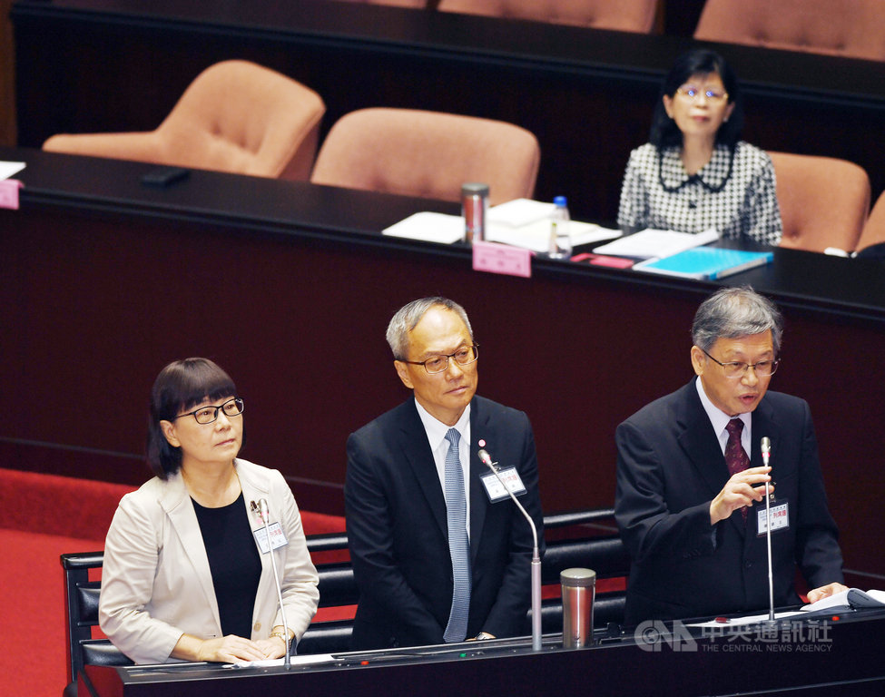 立法院9日上午進行考試委員被提名人陳錦生(前右起)、吳新興、王秀紅、楊雅惠(後右)審查會;談及對未來考試院的看法,幾位試委被提名人認為,考試院如何轉型,尊重立法院和民意的決定。中央社記者施宗暉攝 109年7月9日