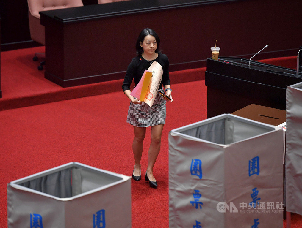 立法院10日行使考試院長、副院長及考試委員人事同意權案,圖為時代力量立法院黨團幹事長王婉諭在議場投票。中央社記者王飛華攝 109年7月10日