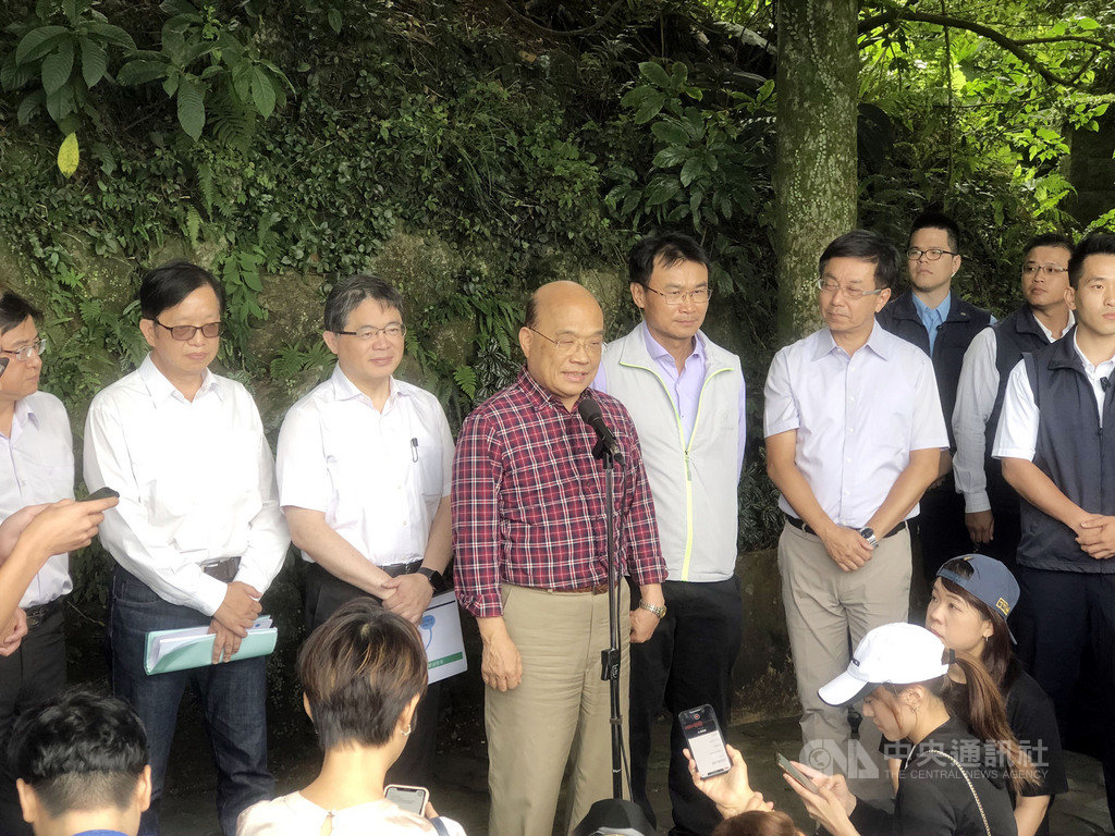 對於追加紓困特別預算遭質疑債留子孫,行政院長蘇貞昌(中)10日表示,沒有現在,哪有未來。中央社記者王承中攝 109年7月10日
