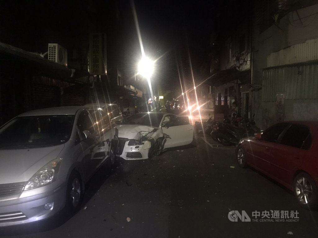 23歲林姓男子10日凌晨駕駛奧迪雙門跑車行經台北市林口街附近巷弄時,因酒醉失控撞上民宅外牆,波及多輛汽機車。(警方提供)中央社記者劉建邦傳真 109年7月10日