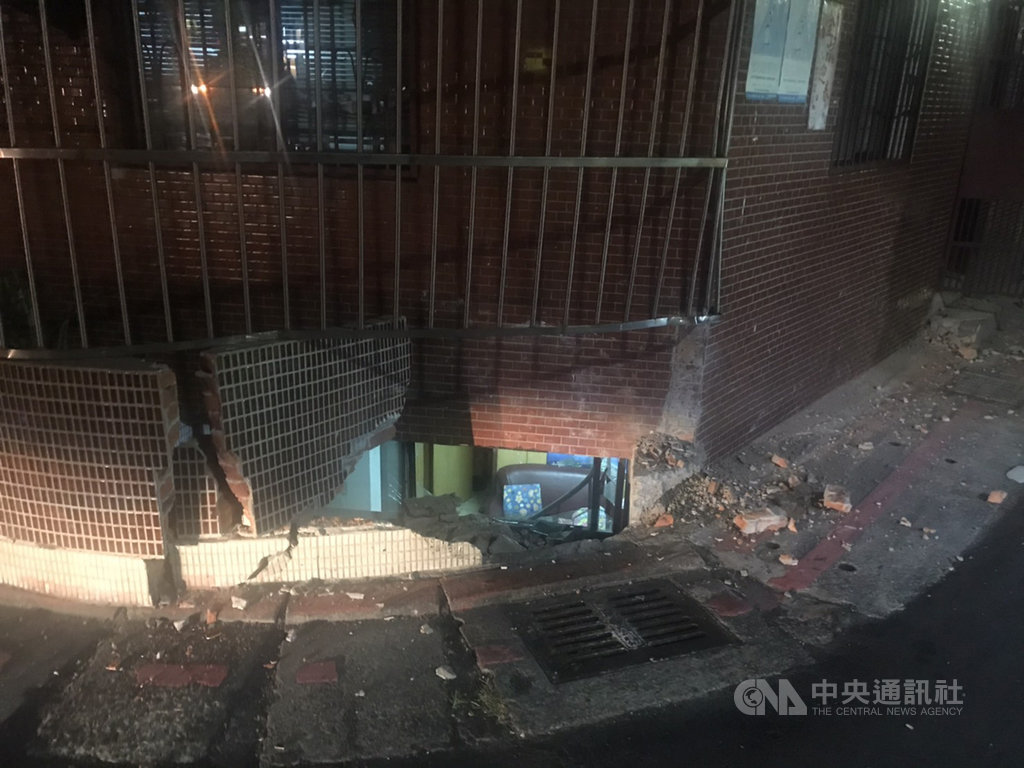 23歲林姓男子10日凌晨酒駕行經台北市林口街附近巷弄時,失控撞上民宅外牆,並波及停放在路旁的2輛汽車、7輛機車。(警方提供)中央社記者劉建邦傳真 109年7月10日