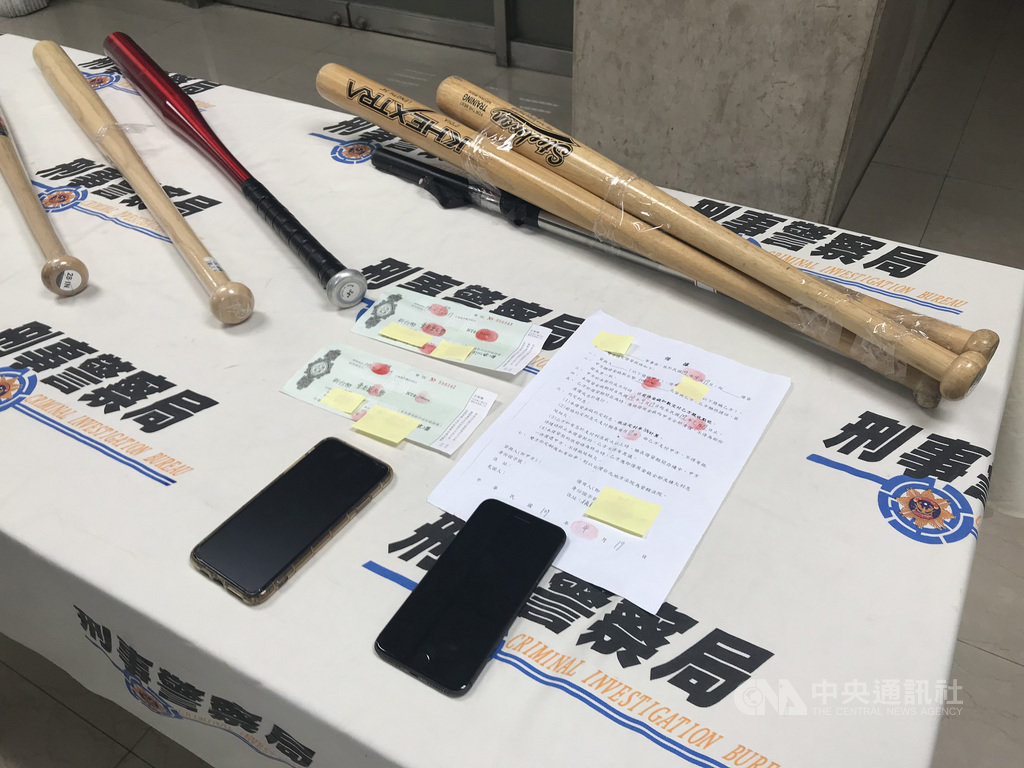 具天道盟背景的21歲唐姓男子在新北市板橋區等處經營流動賭場,並到處聚眾鬧事,刑事局獲報追查,日前見時機成熟赴唐男等人住處搜索,搜出球棒、甩棍、借據等物,訊後將唐男等人依法送辦。中央社記者劉建邦攝 109年7月10日